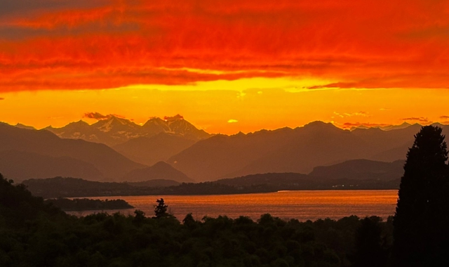 Il tramonto sul lago di Varese fotografato dal Belvedere di Azzate (foto Emanuele Banfi)