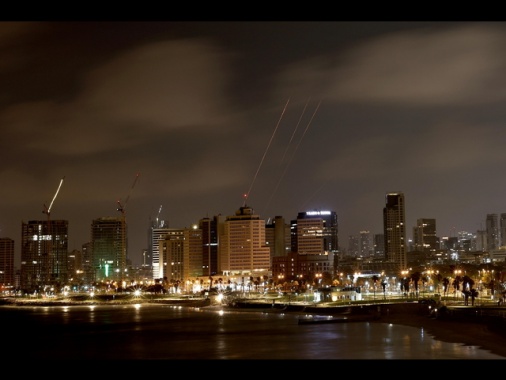 Allarme missili dall'Iran, forti esplosioni a Tel Aviv