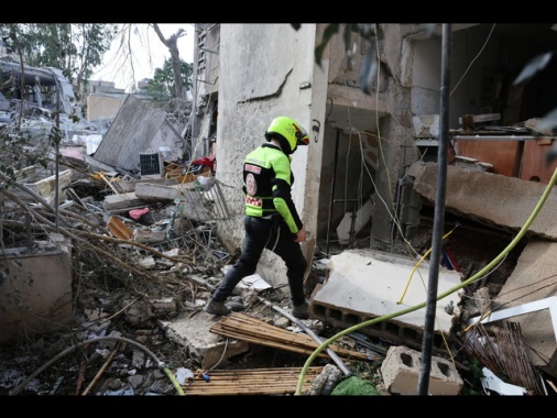 Soccorritori, 2 edifici Tel Aviv rasi al suolo da missile