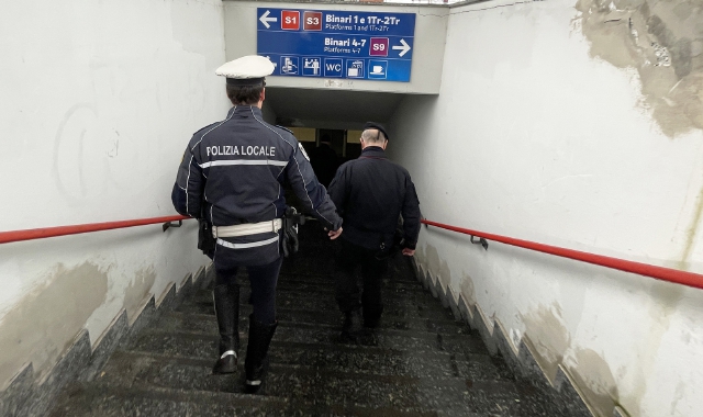 Controlli della polizia locale in stazione a Saronno (foto Archivio/BLITZ)