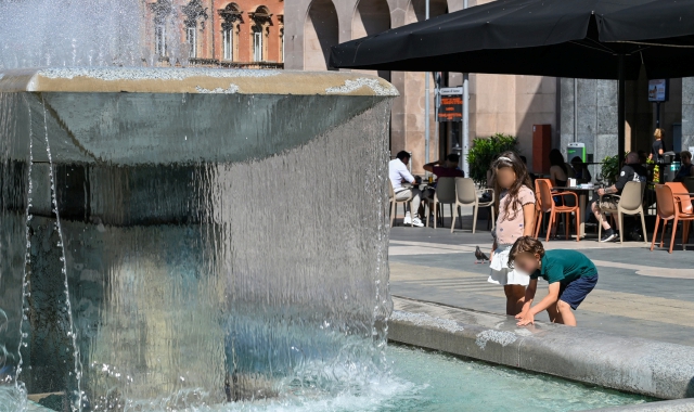 Si cerca refrigerio anche con l’acqua della fontana nella centralissima piazza Monte Grappa a Varese
