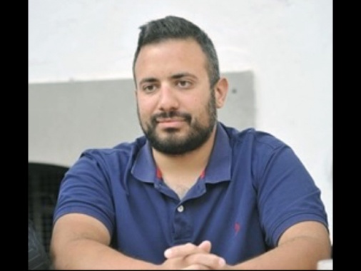 Auto sbanda e finisce su gruppo di amici al bar, un morto