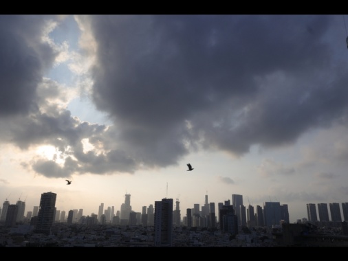 Idf, 4 raffiche di missili. Gravi danni nel sud, stop luce