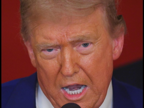 Portavoce iraniano sfida Trump in inglese, 'biscazziere'