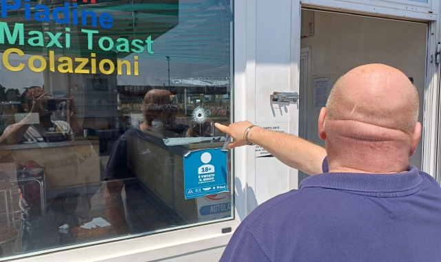 Spari nella notte contro una vetrina