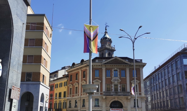 Nel centro di Varese già compaiono le versioni aggiornate della bandiera arcobaleno che è simbolo dei Pride