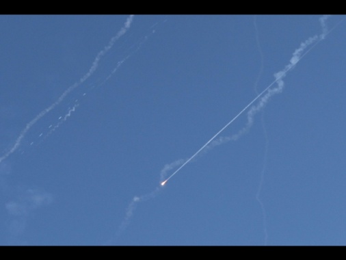 Axios, Iran lancia sei missili verso le basi Usa in Qatar