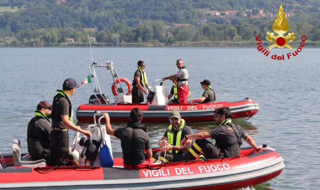 Barca in emergenza, vigili del fuoco a lezione sul lago di Varese