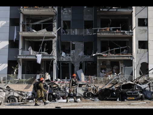 Missile iraniano colpisce il sud di Israele, tre morti