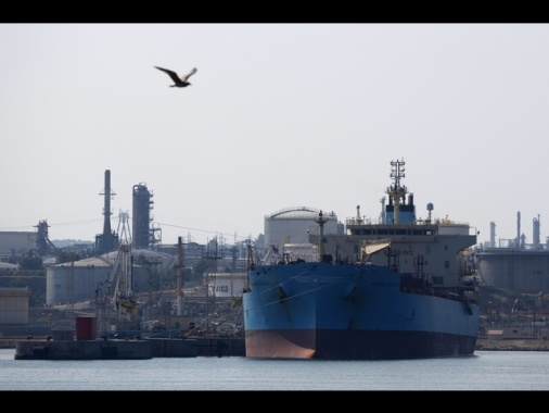 Il petrolio cala ancora su prospettiva tregua, Brent -4%