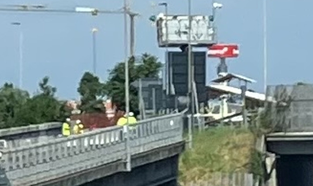 Operai al lavoro sullo svincolo  che resterà chiuso per cinque settimane (Redazione)