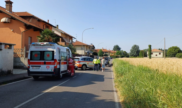 Moto contro auto, grave 19enne