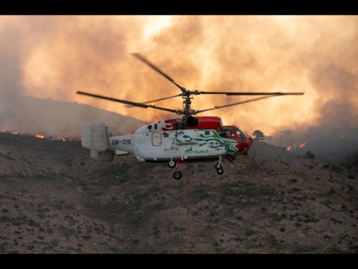 L'isola greca di Chios brucia per il terzo giorno