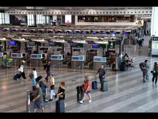 Commissione Trasporti Pe, stop costi extra bagali a mano aerei