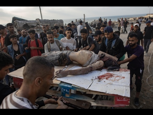 Soccorritori Gaza, altri 25 uccisi in attesa di aiuti