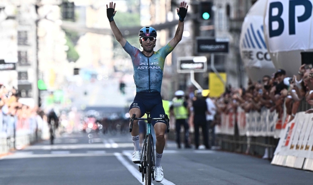 Diego Ulissi all’arrivo in solitaria al traguardo di Genova e Christian Bagatin in maglia verde (foto Giordano Azzimonti)