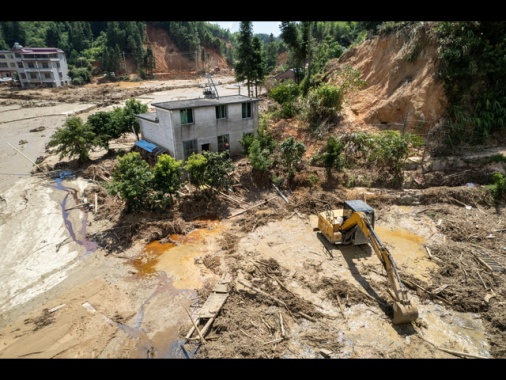 Pesanti inondazioni in Cina, evacuati in 80mila nel Guizhou