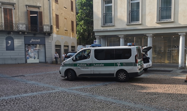L’intervento della Polizia locale sotto i portici di piazza Carducci, nel centro storico