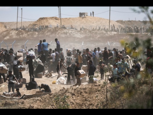 Israele sospende le consegne degli aiuti a Gaza