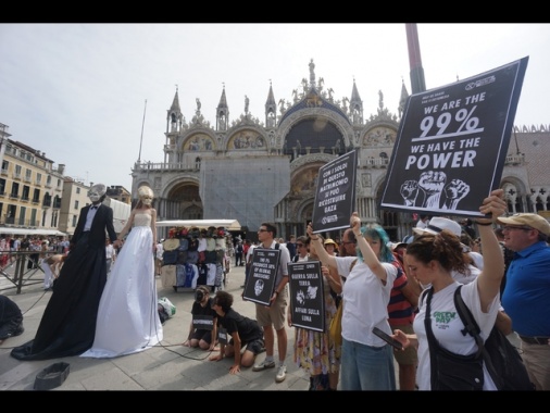 Tensioni in piazza San Marco per protesta 'No Bezos'