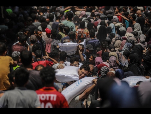 Attacco israeliano al mercato di Gaza, 18 morti