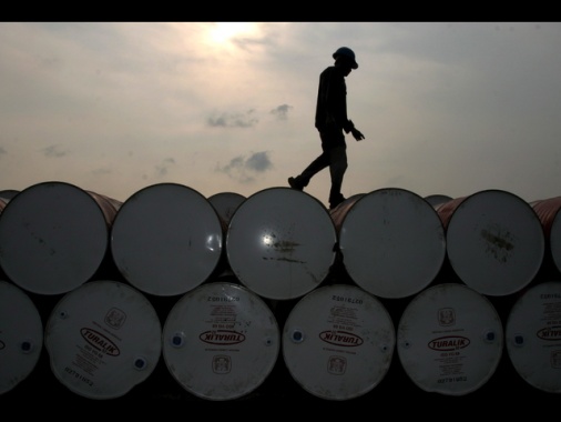 Il petrolio recupera in avvio, wti +0,69%