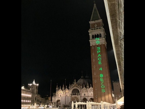 Nozze Bezos, protesta con il laser sul Campanile di San Marco