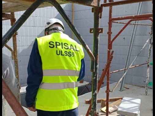 Operaio muore mentre pulisce una vasca per cemento