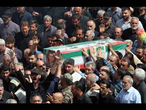 Iran celebra funerali di Stato per 60 vittime di guerra