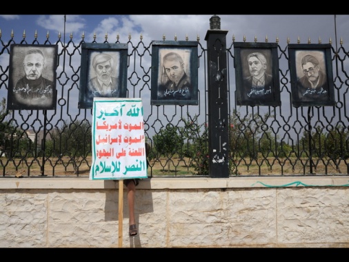 Folla ai funerali dei 'martiri', diretta su tv di Stato iraniana