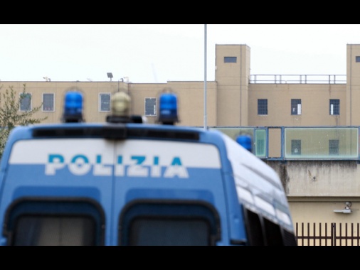 Tre agenti indagati per aggressione in carcere a killer Denisa
