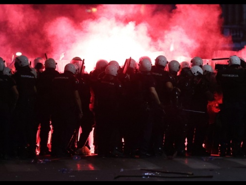 Tensione a Belgrado, scontri tra manifestanti e polizia