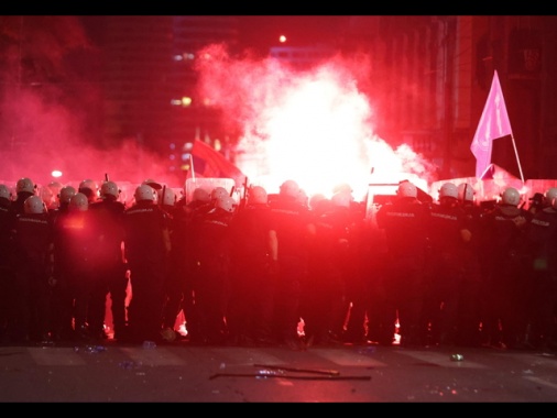 Belgrado, la polizia respinge gruppi di manifestanti violenti
