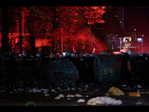 In scontri a Belgrado oltre dieci arresti e sei agenti feriti