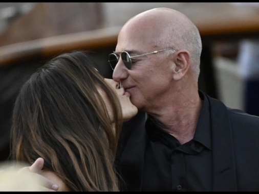 Jeff Bezos e Lauren Sanchez hanno lasciato Venezia