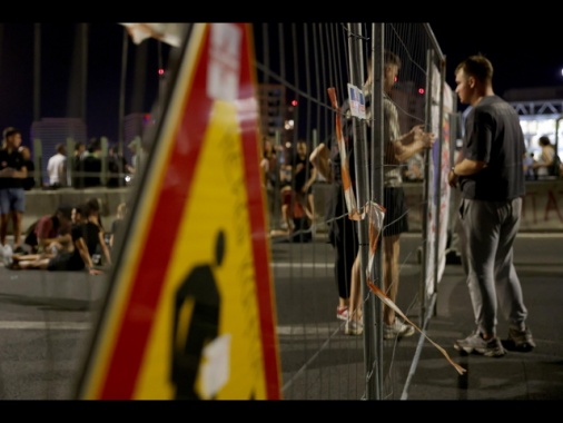 Un'altra notte di proteste a Belgrado, strade bloccate