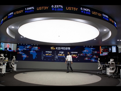 Borsa: Asia in ordine sparso, si tratta sui dazi, Tokyo +0,84%