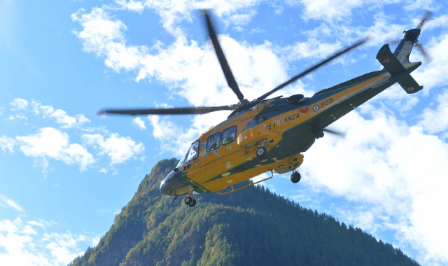 L’elicottero della Guardia di finanza di Venegono Superiore  (foto Archivio)