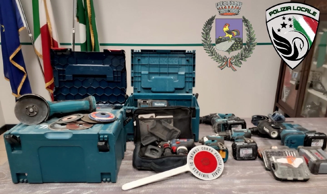 Gli arnesi da scasso sequestrati dalla Polizia locale di Vergiate