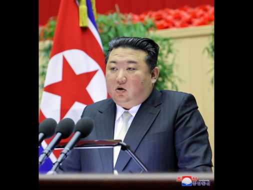 Kim in lacrime ai funerali dei soldati morti in Russia