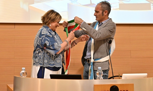 Il presidente Licata porge alla sindaca Pagani la fascia tricolore (foto Domenico Ghiotto/BLITZ)