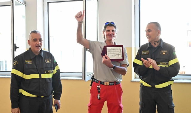 A Davide Brovelli il saluto dei colleghi questa mattina al Comando provinciale (foto Angelo Puricelli - Agenzia Blitz)