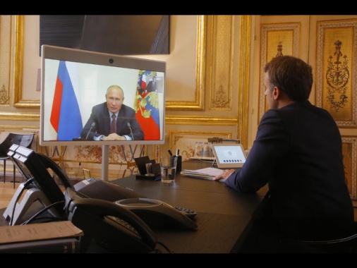 Cremlino, 'Putin ha parlato al telefono con Macron'