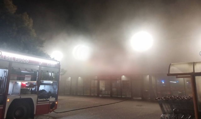 Il fumo ha avvolto il piazzale del supermercato