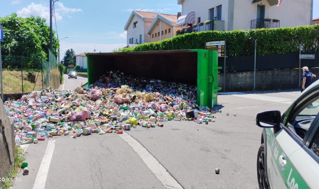 Il camion si è ribaltato in curva rovesciando i rifiuti sulla strada