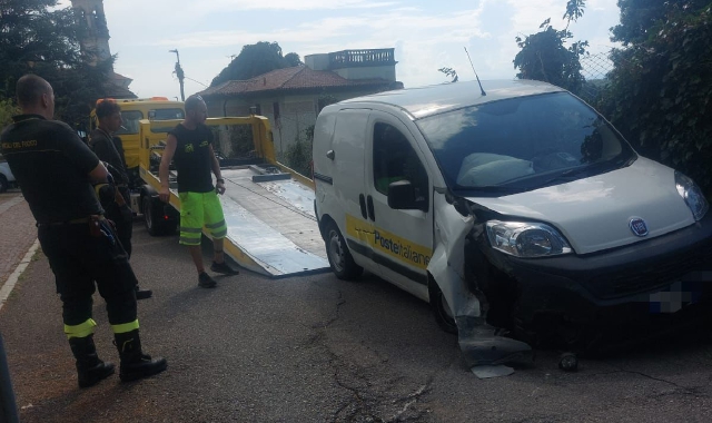 Furgone delle Poste contro un muretto: soccorritori a Cantello