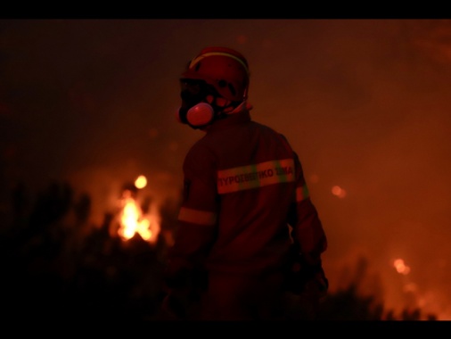 Vasti incendi a ovest Creta, turisti e residenti evacuati