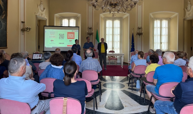 L’incontro per mettere in guardia le persone più anziane dalle truffe si è tenuto a Varese a palazzo Estense