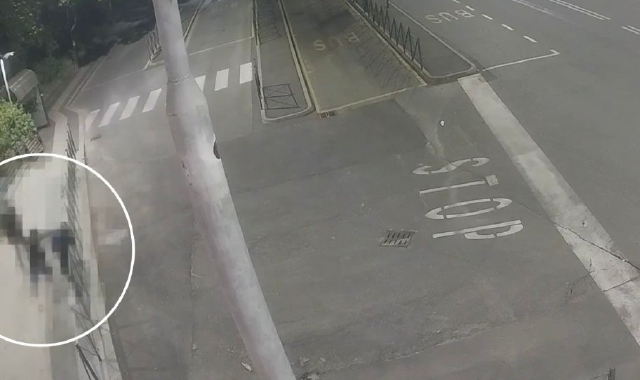 Un’immagine del pestaggio ripreso dalle telecamere