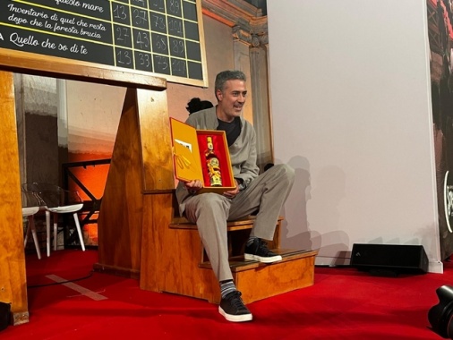 Andrea Bajani vince il Premio Strega 2025